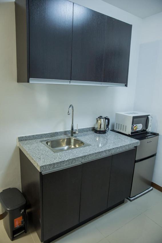 Melbourne Suites Makati City Extérieur photo